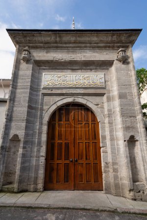 Foto de Entrada lateral de la mezquita Ayazma, o Ayazma Camii, una mezquita de estilo barroco otomano ubicada en el distrito de Uskudar, Estambul, Turquía, en el lado asiático del Estrecho del Bósforo - Imagen libre de derechos