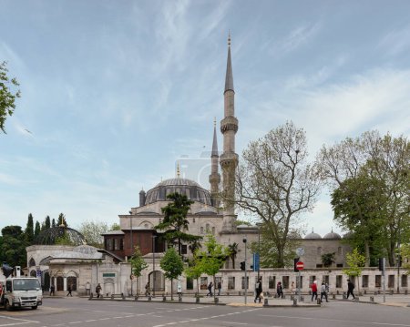 Foto de Estambul, Turquía - 5 de mayo de 2023: Mezquita Yeni Valide I, o Yeni Valide Camii, una mezquita otomana del siglo XVIII ubicada en el distrito de Uskudar, en el lado asiático de la ciudad - Imagen libre de derechos