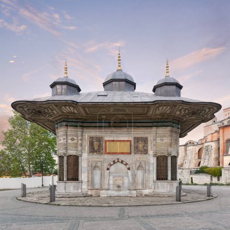 Foto de Fuente del sultán Ahmed III, alias Ahmet Cesmesi, una fuente de agua pública rococó turca del siglo XVII, o Sabil, ubicada en la Gran Plaza, cerca de la Puerta Imperial del Palacio Topkapi, Estambul, Turquía - Imagen libre de derechos