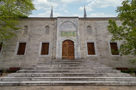 Foto de Entrada cerrada de la mezquita Yeni Valide I, o Yeni Valide Camii, una mezquita otomana del siglo XVIII situada en el distrito de Uskudar, en el lado asiático de Estambul, Estambul, Turquía - Imagen libre de derechos