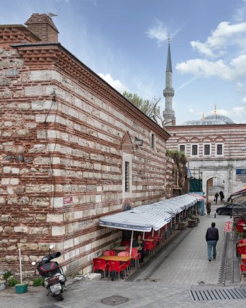 Téléchargez les photos : Istanbul, Turquie - 5 mai 2023 : Peu de piétons marchant dans la rue Balaban, menant à la mosquée Yeni Valide I, tôt le matin dans le district d'Uskudar - en image libre de droit