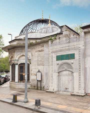 Foto de Fuente otomana Sehsuvar Valide o Sabil, frente a la tumba del Emetullah Rabia Gulnus Valide Sultan en el distrito de Uskudar, Estambul, Turquía - Imagen libre de derechos