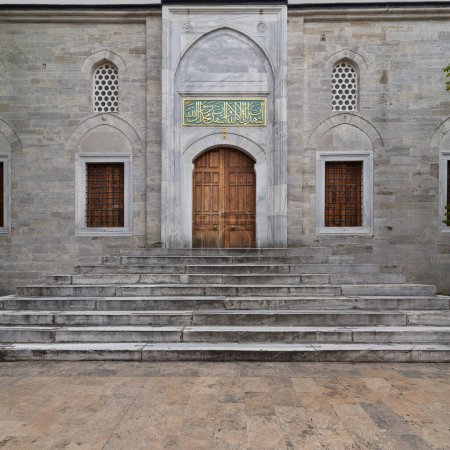 Foto de Entrada cerrada de la mezquita Yeni Valide I, o Yeni Valide Camii, una mezquita otomana del siglo XVIII situada en el distrito de Uskudar, en el lado asiático de Estambul, Estambul, Turquía - Imagen libre de derechos