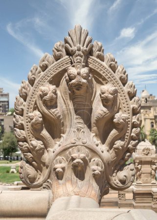 Foto de Estatua hindú de serpientes, en la terraza del palacio histórico del barón Empain antes de la restauración, El Cairo, Egipto - Imagen libre de derechos