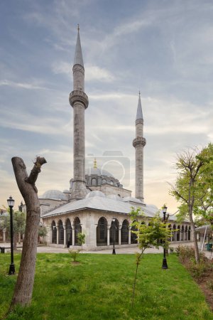 Foto de Mezquita imperial otomana Atik Valide del siglo XVI, o Valide Atik Cami, ubicada en una colina sobre el distrito de Uskudar, en el lado asiático de Estambul, Turquía, diseñada por Mimar Sinan - Imagen libre de derechos