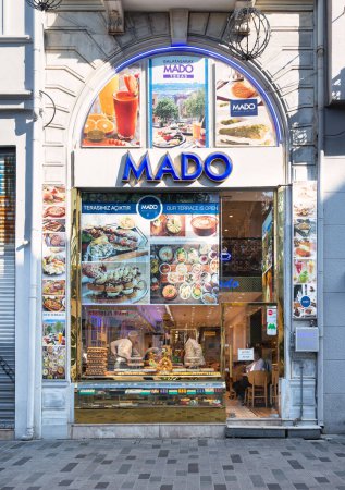 Téléchargez les photos : Istanbul, Turquie - 13 mai 2023 : Magasin du Mado Cafe dans la rue Istiklal, avec une variété de nourriture exposée à la fenêtre. Le café est connu pour sa délicieuse cuisine turque, y compris le plaisir turc - en image libre de droit