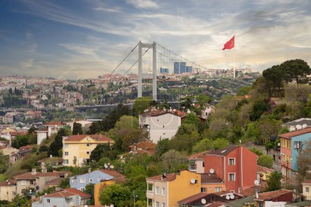 Téléchargez les photos : Paysage urbain d'Istanbul, Turquie du parc Pervititch Seyir avant le coucher du soleil, avec une ligne d'horizon comprenant des bâtiments résidentiels traditionnels du côté européen et le pont du Bosphore - en image libre de droit