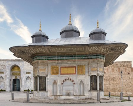 Foto de Fuente del sultán Ahmed III, o Ahmet Cesmesi, una fuente de agua pública rococó turca del siglo XVII, o Sebil, ubicada en la Gran Plaza, junto a la Puerta Imperial del Palacio Topkapi, Estambul, Turquía - Imagen libre de derechos