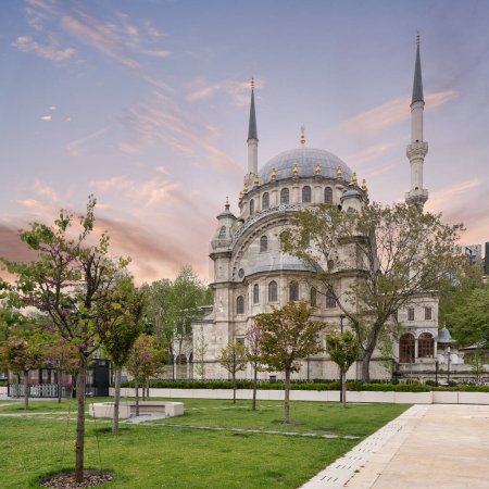 Foto de Mezquita ornamentada otomana imperial de Nusretiye, encargada por el sultán Mahmut II, ubicada en el distrito de Tophane de Beyoglu, Estambul, Turquía, después del amanecer - Imagen libre de derechos