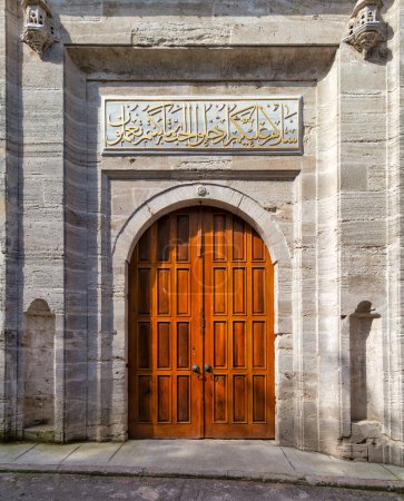 Foto de Entrada lateral de estilo barroco otomano Mezquita de Ayazma, distrito de Uskudar, Estambul, Turquía. El texto de arriba traduce: La paz sea contigo, entra en tu Paraíso, por lo cual solías hacer - Imagen libre de derechos