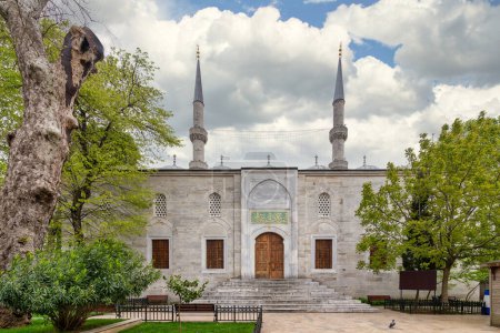 Téléchargez les photos : Entrée fermée de la mosquée Ottomane Yeni Valide I du XVIIIe siècle, dans le quartier d'Uskudar, sur Istanbul, en Turquie. Traduire le texte : Je témoigne qu'il n'y a pas de divinité en dehors d'Allah - en image libre de droit