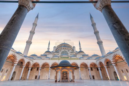 Téléchargez les photos : Coucher de soleil sur la cour de la Grande Camlia Mosquée, ou Buyuk Camlica Camii, un complexe islamique moderne, construit en 2019, situé dans la colline de Camlica dans le district d'Uskudar, Istanbul, Turquie - en image libre de droit
