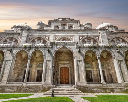 Foto de Entrada de la mezquita Sehzade, o Sehzade Camii, una mezquita imperial otomana del siglo XVI encargada por Suleiman el Magnífico, ubicada en el distrito de Fátima, en la tercera colina de Estambul, Turquía - Imagen libre de derechos