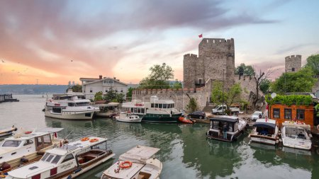Téléchargez les photos : Goksu Stream, avec amarré groupe de différentes formes, tailles et couleurs bateaux, à côté de Anadolu Hisari château historique sur le côté anatolien du Bosphore dans le district de Beykoz, Istanbul, Turquie - en image libre de droit
