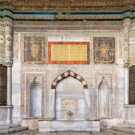 Foto de Fuente de mármol del sultán Ahmed III, o Ahmet Cesmesi, una fuente de agua rococó turca del siglo XVII, o Sebil, ubicada en la Gran Plaza, junto a la Puerta Imperial del Palacio Topkapi, Estambul, Turquía - Imagen libre de derechos