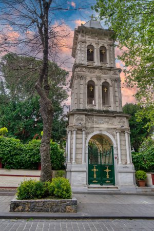 Photo for Lush green gate leads to the historic Ayios Panteleimonas Church in Kuzguncuk, Istanbul, Turkey. The churchs Byzantine architecture is exquisite, and its tranquil setting offers a welcome respite - Royalty Free Image