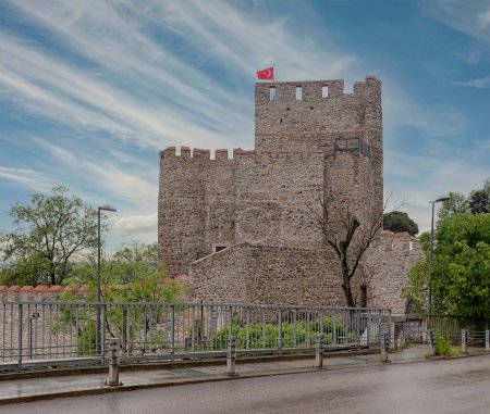 Téléchargez les photos : Anadolu Hisari, ou château d'Anatolie, une forteresse ottomane médiévale du XIIIe siècle construite par le sultan Bayezid Ier, et située du côté anatolien du Bosphore dans le district de Beykoz, Istanbul, Turquie - en image libre de droit