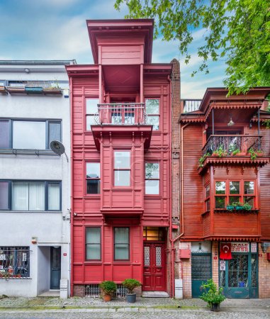Coloridos edificios residenciales en un callejón adecuado en el barrio de Kuzguncuk, distrito de Uskudar, Estambul, Turquía