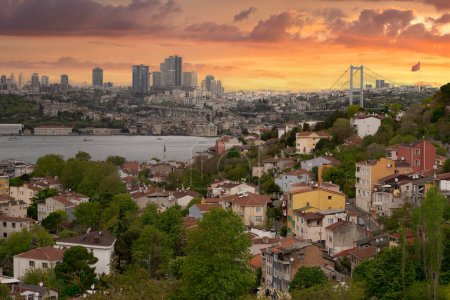 Téléchargez les photos : Paysage urbain d'Istanbul, Turquie avant le coucher du soleil, avec une ligne d'horizon comprenant le détroit du Bosphore, de hauts bâtiments du côté européen et le pont du Bosphore avant le coucher du soleil - en image libre de droit