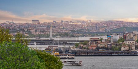 Skyline panoramique du côté européen d'Istanbul avec des ferries naviguant dans le détroit du Bosphore, surplombant le pont Halic Metro avec un ciel dégagé un jour de printemps avant le coucher du soleil, Istanbul, Turquie