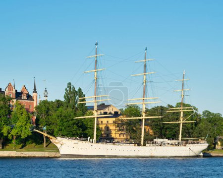 Foto de AF Chapman velero, un barco de acero completo amañado construido en1888, y amarrado en la orilla occidental del islote Skeppsholmen en el centro de Estocolmo, Suecia - Imagen libre de derechos