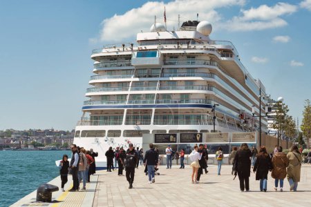 Foto de Estambul, Turquía - 13 de mayo de 2023: Viking Sky, crucero de lujo atracado en la terminal de Galataport, un desarrollo de uso mixto ubicado a lo largo de la orilla del Bósforo - Imagen libre de derechos