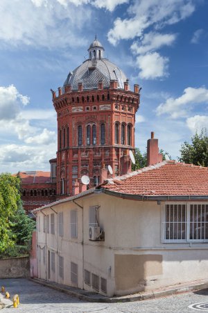 Kopfsteinpflaster-Gasse im alten Viertel Balat, mit Phanar Greek Orthodox College oder Ozel Fener Rum Lisesi, Istanbul, Türkei