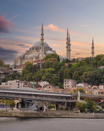 Coucher de soleil du Golden Horn Metro Bridge, ou Halic Bridge, chevauchement de la mosquée Suleymaniye, Istanbul, Turquie