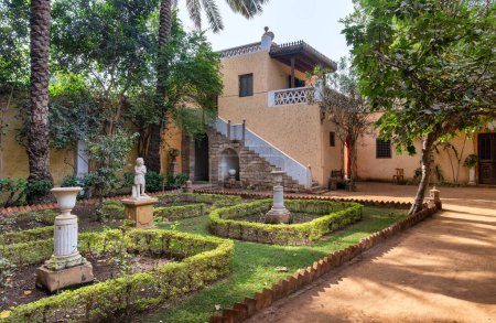 Üppiges Grün umrahmt den ruhigen Garten des Prince Naguib Palace in Kairo, Ägypten, der klassische mamlukische architektonische Elemente präsentiert