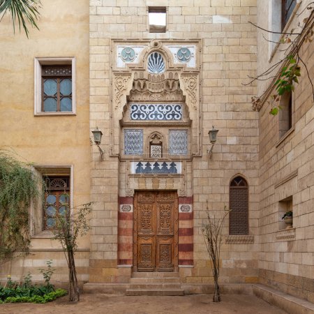 Puerta y ventanas talladas en estilo mameluco en el Palacio Príncipe Naguib, El Cairo, Egipto
