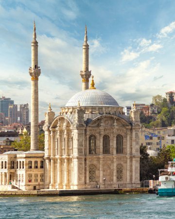 Blick von der Bosporus-Straße auf die Ortakoy-Moschee oder Ortakoy Camii, alias Buyuk Mecidiye Camii, am Ufer des Ortakoy-Pier-Platzes, Istanbul, Türkei