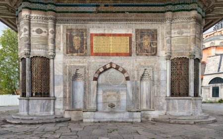 Fuente de mármol del sultán Ahmed III, o Ahmet Cesmesi, una fuente de agua rococó turca del siglo XVII, o Sebil, ubicada en la Gran Plaza, junto a la Puerta Imperial del Palacio Topkapi, Estambul, Turquía