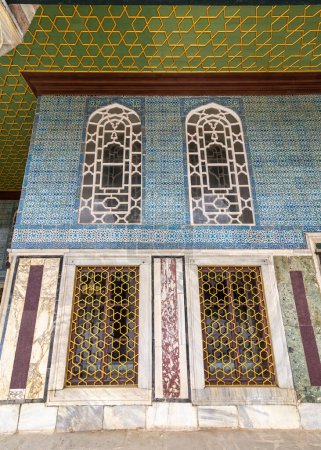 Kiosque Bagdad, ou Bagdat Kosku, situé dans la quatrième cour du palais Topkapi, décoré avec des carreaux de mosaïque bleue florale, Istanbul, Turquie