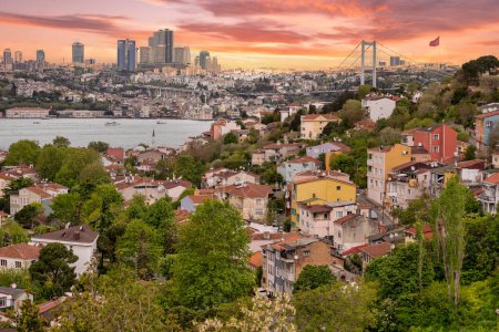 Téléchargez les photos : Paysage urbain d'Istanbul, Turquie avant le coucher du soleil, avec horizon comprenant le détroit du Bosphore, de hauts bâtiments du côté européen et le pont du Bosphore avant le coucher du soleil - en image libre de droit