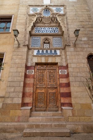 Aufwändig geschnitzte Tür und Fenster an der Fassade im mamlukischen Stil im Prince Naguib Palace, Kairo, Ägypten