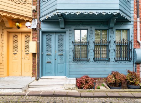 Encantadoras casas azules y amarillas con puertas decoradas en madera y ventanas de hierro forjado adornadas. Las casas se encuentran en callejón estrecho adecuado en el barrio de Kuzguncuk, distrito de Uskudar, Estambul, Turquía