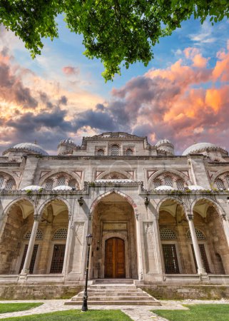 Eingang der Sehzade-Moschee oder Sehzade Camii, einer osmanischen Kaisermoschee aus dem 16. Jahrhundert, die von Suleiman dem Prächtigen in Auftrag gegeben wurde und sich im Stadtteil Fatih auf dem dritten Hügel von Istanbul, Türkei, befindet