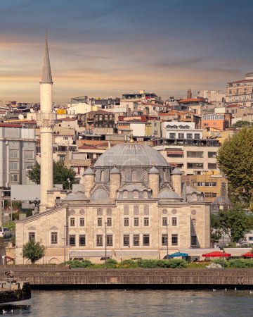Téléchargez les photos : La mosquée historique Sokollu Mehmed Pacha au bord de l'eau à Azapkapi, Istanbul, baignée par la chaleur du soleil couchant - en image libre de droit