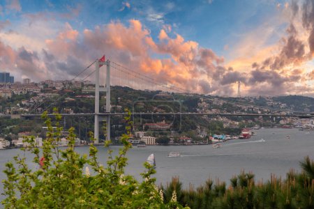 Foto de Vista aérea del amanecer de la ciudad de Estambul desde Fethi Pasha Grove con vistas al estrecho del Bósforo, con el puente del Bósforo, o Bogazici Koprusu, que conecta Europa y Asia, Estambul, Turquía - Imagen libre de derechos