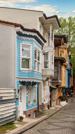 Enge Kopfsteinpflaster-Gasse mit bunten Holzhäusern, geeignet in Kuzguncuk Nachbarschaft, Uskudar Bezirk, Istanbul, Türkei