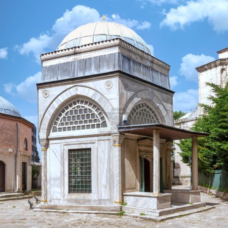 La tumba de Sehzade Mehmet se encuentra bajo un cielo azul, mostrando su arquitectura otomana con una cúpula y ventanas adornadas. Situado en el patio de la mezquita de Sehzade, distrito de Fatih, Estambul, Turquía