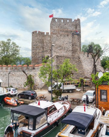 Téléchargez les photos : Istanbul, Turquie - 17 mai 2023 : Plan du matin du Goksu Stream, avec des bateaux amarrés, devant le château historique d'Anadolu Hisari, situé du côté anatolien du Bosphore dans le district de Beykoz - en image libre de droit