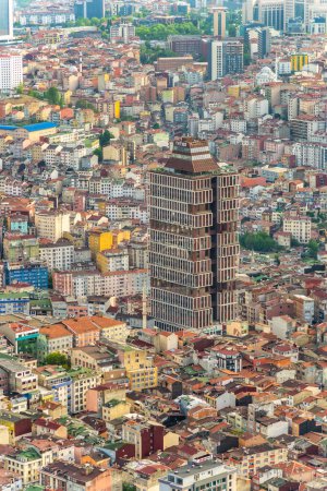 Luftaufnahme eines dicht besiedelten Viertels in Istanbul, Türkei. Foto von der Aussichtsplattform des Saphir-Gebäudes in Istanbul