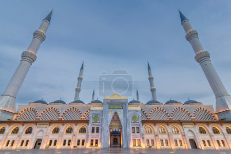 Coucher de soleil de la Grande Camlia Mosquée, ou Buyuk Camlica Camii, un complexe islamique moderne, construit en 2019, situé dans la colline de Camlica dans le district d'Uskudar, Istanbul, Turquie