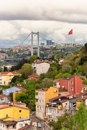 Stadtbild von Istanbul, Türkei vom Pervititch Seyir Park aus, mit einer Skyline mit traditionellen Wohngebäuden auf der europäischen Seite und dem Turm der Bosporus-Brücke