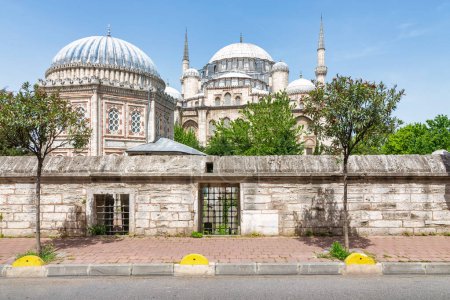 Sehzade Mehmet Turbesi o tumba, con la mezquita Sehzade, o Sehzade Camii en el extremo lejano, situado en el distrito de Fátima, en la tercera colina de Estambul, Turquía