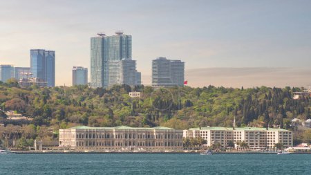 Blick vom Bosporus auf das Ciragan Palace Kempinski, ein Luxushotel in Istanbul, Türkei. Der Palast wurde im 19. Jahrhundert erbaut und ist heute ein beliebtes Touristenziel