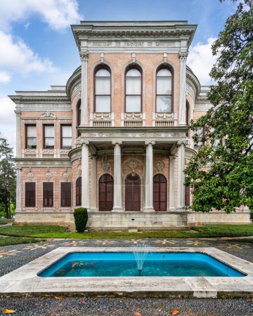Der historische osmanische Pavillon Mecidiye aus dem 19. Jahrhundert in Beykoz, Istanbul, Türkei. Der Pavillon ist von wunderschönen Gärten umgeben und verfügt über einen großen Brunnen vor dem Gebäude