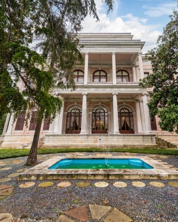 Pavillon Mecidiye historique ottoman du XIXe siècle, situé à Beykoz, Istanbul, Turquie. Le pavillon est entouré de beaux jardins et dispose d'une grande fontaine en face du bâtiment