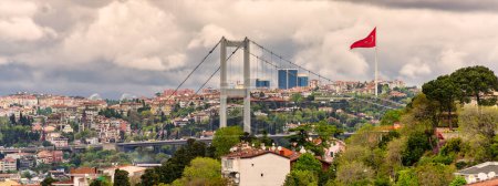 Téléchargez les photos : Paysage urbain d'Istanbul, Turquie à partir du parc Pervititch Seyir, avec une ligne d'horizon comprenant des bâtiments résidentiels traditionnels du côté européen et la tour du pont du Bosphore - en image libre de droit